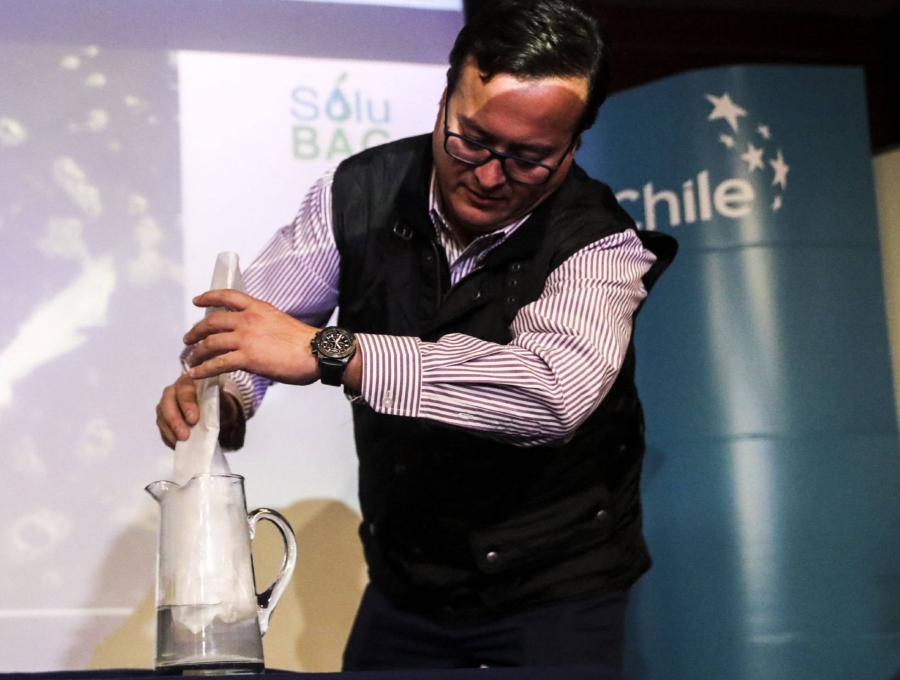 Demonstration of the plastic bag dissolving in water. ALBERTO PE&Ntilde;A (EFE)